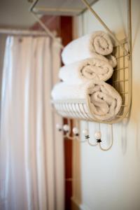 een stel handdoeken op een rek in een badkamer bij Country style attic in the heart of Preveza in Preveza