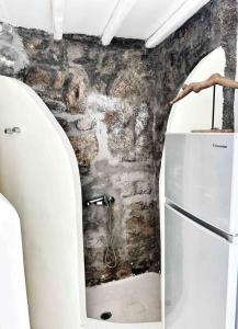 bagno con 2 tavole da surf e doccia di Mykonos lovely apartment a Mykonos Città