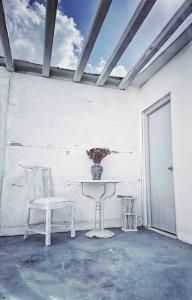 Camera bianca con tavolo e sedia di Mykonos lovely apartment a Mykonos Città