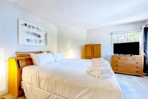 1 dormitorio con 1 cama, TV y toallas en 37 Partridge Woods, en Bartlett 36 fotos más