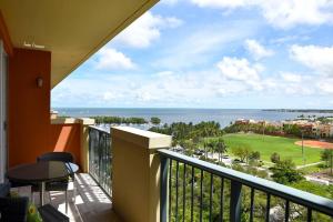 Ocean View 2bd2bth Hotel In Coconut Grove في ميامي: شرفة مطلة على المحيط