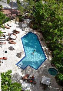 Ocean View 2bd2bth Hotel In Coconut Grove في ميامي: اطلالة علوية على مسبح فيه ناس