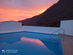 GuineaにあるVilla la cuadraの夕日を背景にしたプール