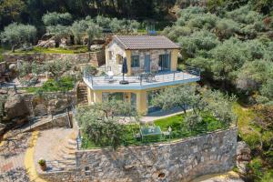 - une vue aérienne sur une maison dotée d'un mur en pierre dans l'établissement Villa Lithos, à Chrysi Ammoudia