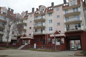 un gran edificio de apartamentos con balcones en una calle en Golden Apartament en Szczecin