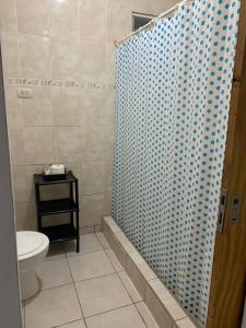 crizologo 2 في سان فرناندو ديل فالي دي كاتاماركا: حمام مع ستارة دش ومرحاض