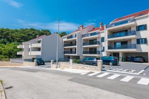 een parkeerplaats met auto's voor een gebouw bij Apartment Mint in Dubrovnik