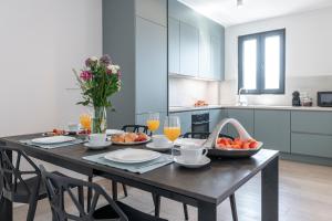 een keuken met een tafel met fruit erop bij Apartment Mint in Dubrovnik