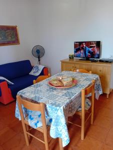 una mesa con un plato de comida encima en Luna e Mare, en Cala Gonone