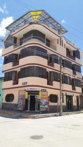 duży budynek na rogu ulicy w obiekcie HOUSE MIRAFLORES w mieście Cajamarca