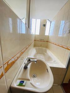 La salle de bains est pourvue d'un lavabo et d'une baignoire. dans l'établissement HOUSE MIRAFLORES, à Cajamarca