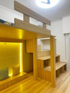 Habitación con litera y pared amarilla en 一线海景房seaview apartment, en Artemida