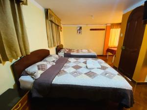 HOUSE MIRAFLORES في كاخاماركا: غرفة نوم بسريرين في غرفة