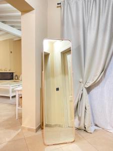 ein Spiegel auf dem Boden neben einem Vorhang in der Unterkunft Casa vacanze in versilia in Pietrasanta