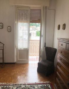 soggiorno con sedia e porta scorrevole in vetro di A casa di Maria a Ozieri