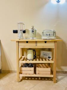 einem Holztisch mit Haushaltsgeräten darüber in der Unterkunft Casa vacanze in versilia in Pietrasanta