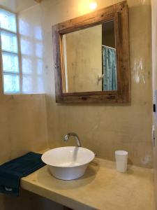 baño con lavabo y espejo en la encimera en MONTE ZION en Coneta