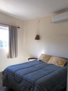 1 dormitorio con 1 cama con manta azul en MONTE ZION en Coneta