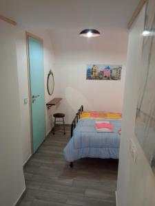 1 dormitorio con cama, mesa y escritorio en GS APARTMENT, en Gythio