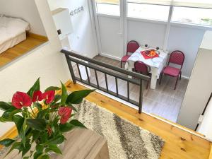 um quarto com uma varanda com uma mesa e cadeiras em SutoMarina Apartments em Sutomore