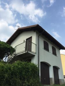 biały budynek z balkonem w obiekcie MiniLOFT con Piscina Lago di Como Lecco w mieście Galbiate