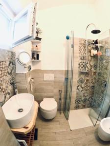 La salle de bains est pourvue d'une douche, de toilettes et d'un lavabo. dans l'établissement MiniLOFT con Piscina Lago di Como Lecco, à Galbiate