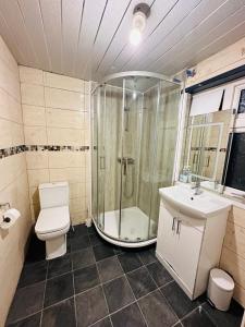 y baño con ducha, aseo y lavamanos. en UNIQUE ROOMS! 4beds double bed en Farnworth