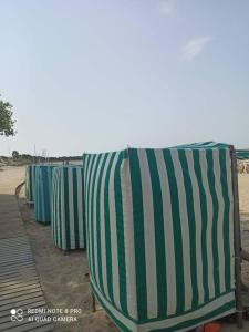 a row of beach covers on the beach at BEE COOL 75 m2 Le Verdon in Le Verdon-sur-Mer