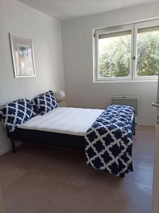 ein Schlafzimmer mit einem Bett mit einer blauen und weißen Decke in der Unterkunft BEE COOL 75 m2 Le Verdon in Le Verdon-sur-Mer