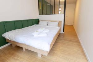 Un pat sau paturi într-o cameră la Design & Chill #Altstadt #Beamer
