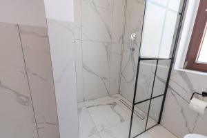 a bathroom with a shower with marble walls at Design & Chill #Altstadt #Beamer in Lutherstadt Wittenberg