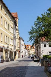 une rue pavée dans une ville avec des bâtiments dans l'établissement Design & Chill #Altstadt #Beamer, à Wittemberg