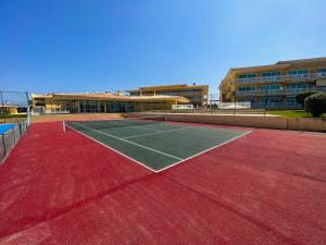 a tennis court in front of a building at HI Santa Cruz - Pousada de Juventude in Santa Cruz