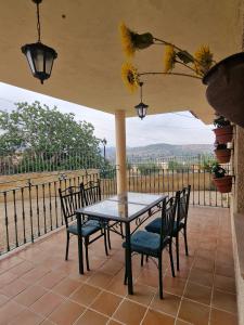 una mesa y sillas en un patio con vistas en Villa los Dulces-Piscina Privada en Letur