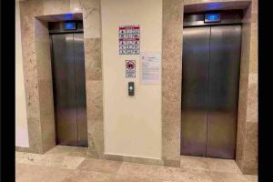 Deux ascenseurs dans un bâtiment dont les portes sont ouvertes dans l'établissement Mar Laguna Hotel, à Mazatlán