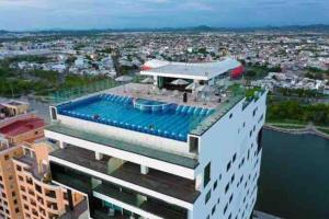 um edifício com uma piscina em cima em Mar Laguna Hotel em Mazatlán