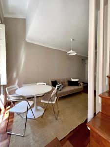 sala de estar con mesa, sillas y sofá en Apartment Vedória, en Viana do Castelo