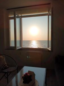 d'une fenêtre avec vue sur l'océan depuis le salon. dans l'établissement Appartement Cosy, à Ault