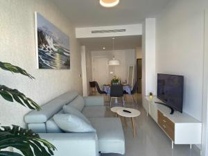 Televízia a/alebo spoločenská miestnosť v ubytovaní Impresionante piso en el centro de Torrevieja