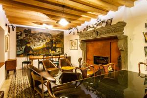 een eetkamer met een open haard en een tafel en stoelen bij B&B Villa Grazia in Darfo