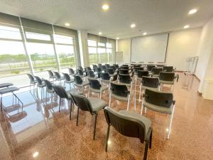 a room with a classroom with chairs and a screen at HI Santa Cruz - Pousada de Juventude in Santa Cruz