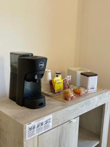 una macchinetta del caffè seduta sopra un tavolo di Alba & Tramonto a Levanto