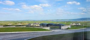 eine Straße, die zu einem Haus mit Meerblick führt in der Unterkunft Moher Lodge in Liscannor