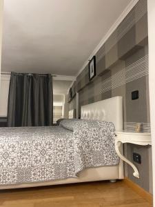 ナポリにあるAppartament Naplesのベッドルーム1室(白い掛け布団付きのベッド1台付)