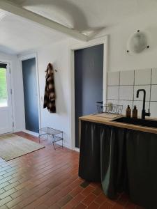 een keuken met een wastafel en een aanrecht bij Calm and idyllic surroundings in Northen Jutland in Nibe
