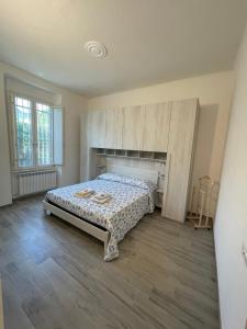 een slaapkamer met een bed in een kamer bij Alba & Tramonto in Levanto