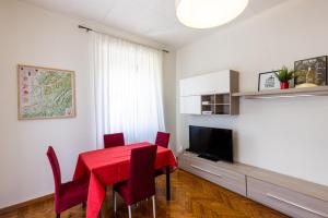 uma sala de jantar com uma mesa vermelha e cadeiras em Turin In Wine: appartamento incantevole a Torino. em Turim