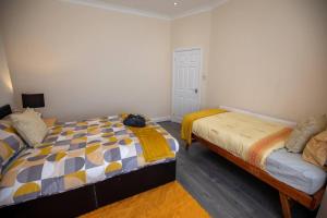 Ένα ή περισσότερα κρεβάτια σε δωμάτιο στο Blessed Burnville Home with Parking