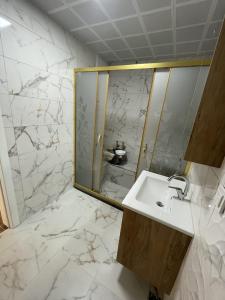 La salle de bains est pourvue d'un lavabo et d'un miroir. dans l'établissement Yılmaz Bey Konağı, à Termal