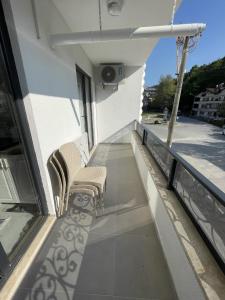 - un balcon avec deux chaises dans un bâtiment dans l'établissement Yılmaz Bey Konağı, à Termal